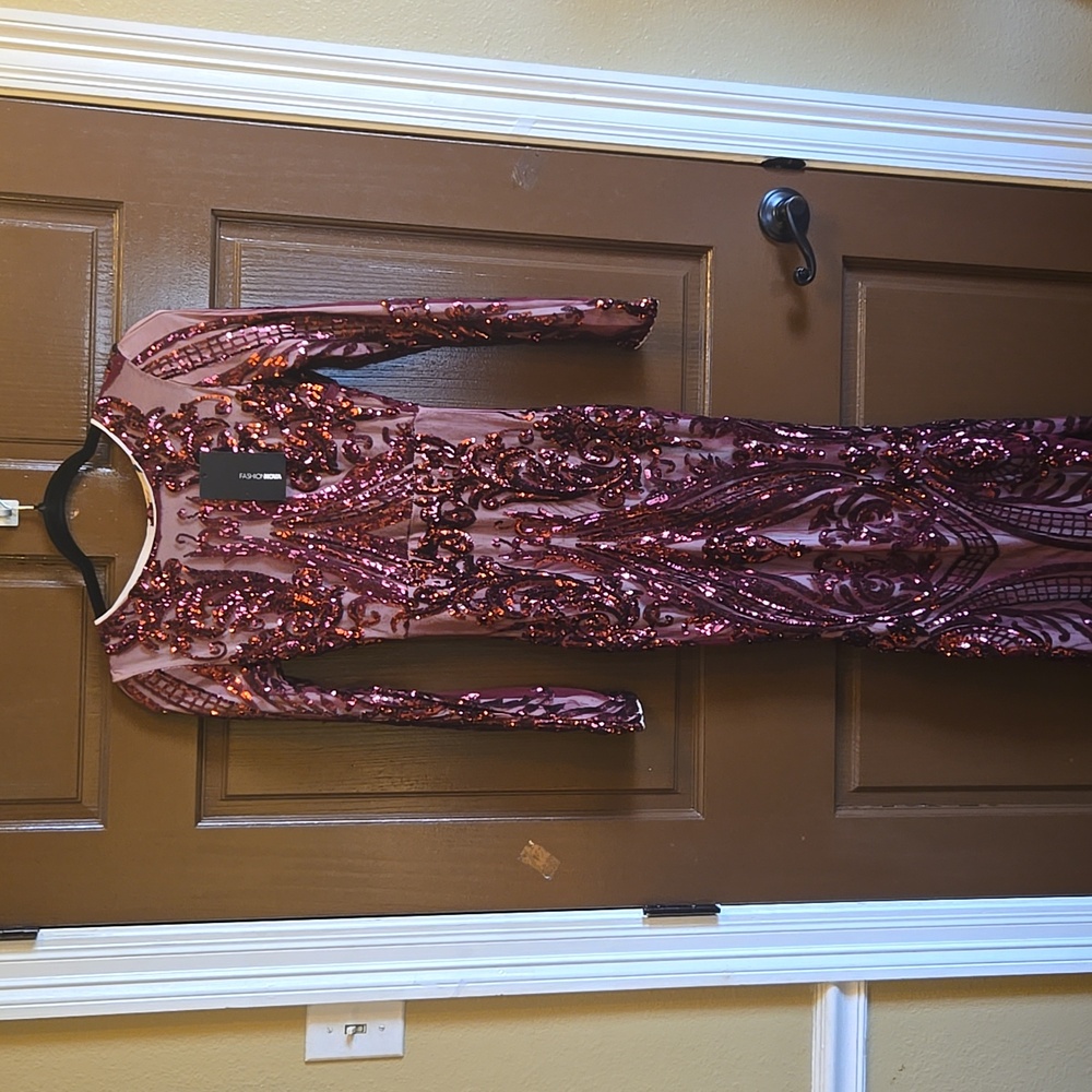 Fashion Nova-Burgundy cutout sequin gown with cream lining Sz XS NWT. - Picture 3 of 15